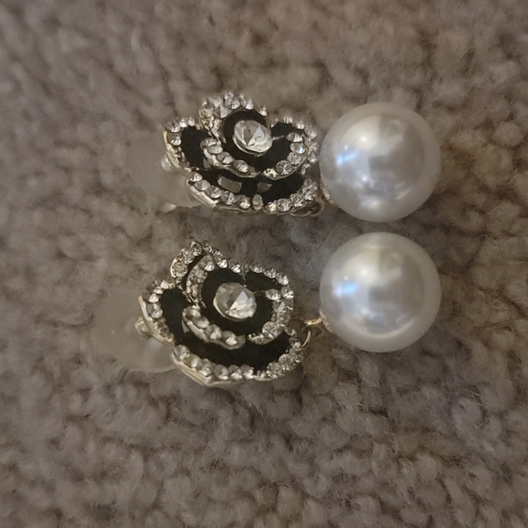 Rose with diamonds with dangling pearl - Picture 3 of 3